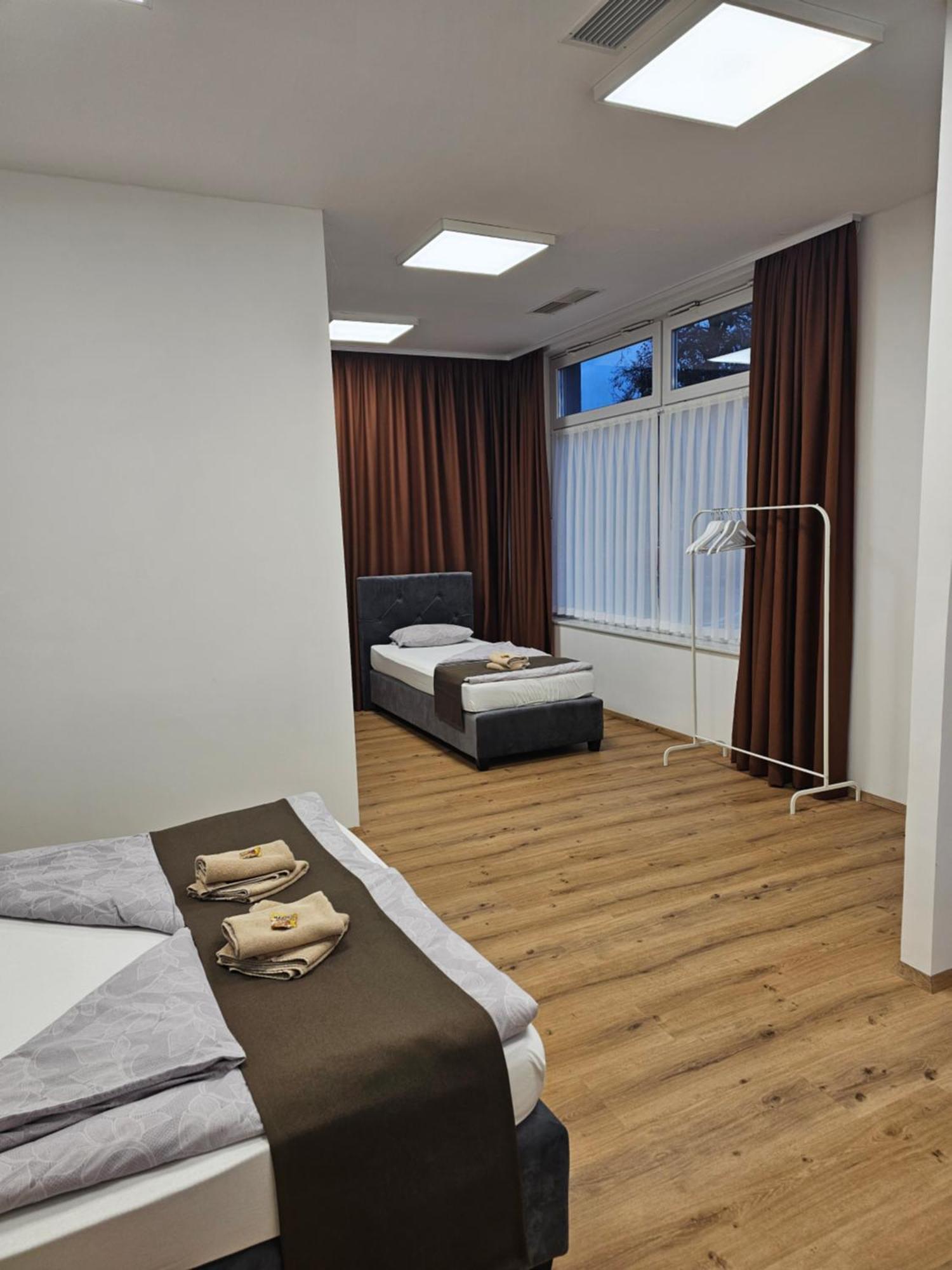 פטוי Hotel Murat מראה חיצוני תמונה